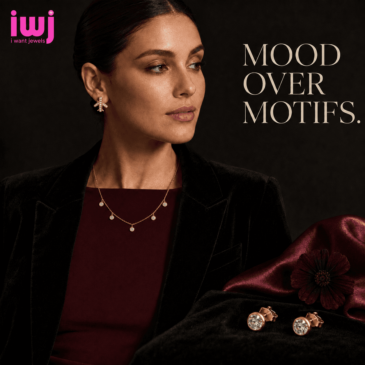 Halloween Schmuck-Styling — geometrische Ohrringe zu dunklem Outfit